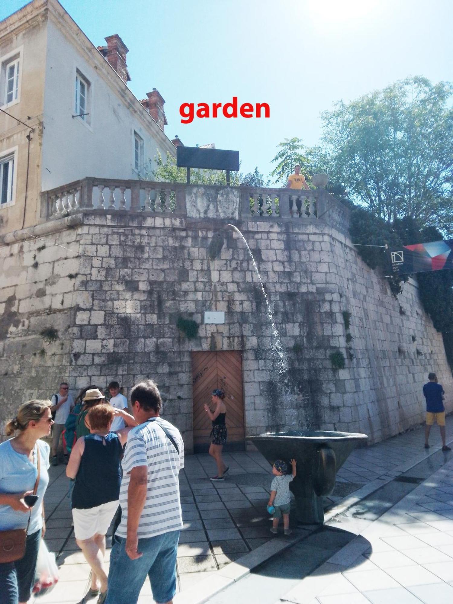Garden In The Center Apartment Split Exterior photo